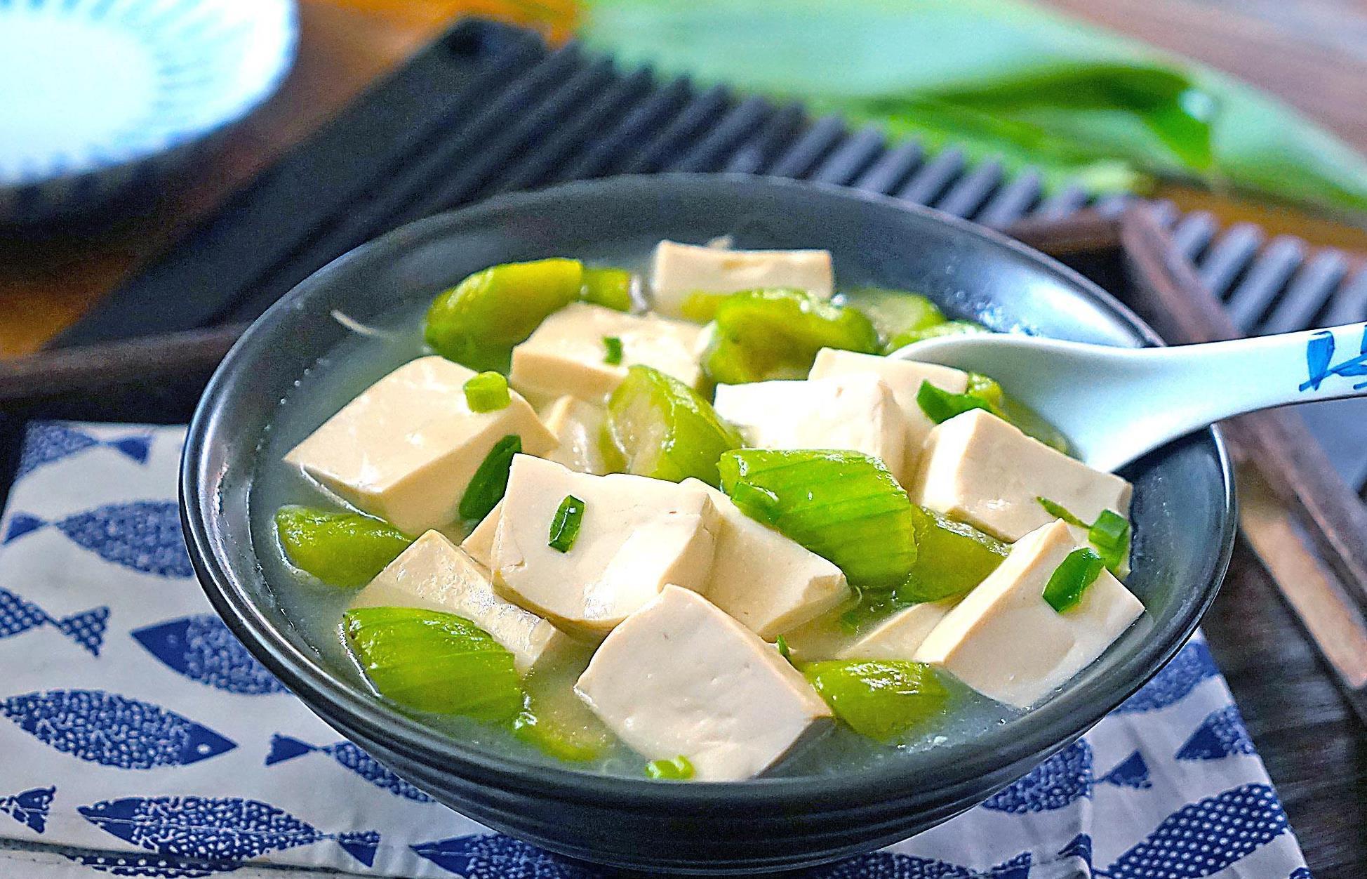 丝瓜豆腐汤最简单的做法，汤鲜味美，入秋后天冷来一碗，暖心又暖胃 - 哔哩哔哩