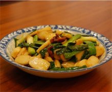 蒜苗炒年糕怎么做