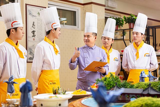 ������ѧ��ʦ���ƶ࣬ɽ���¶���